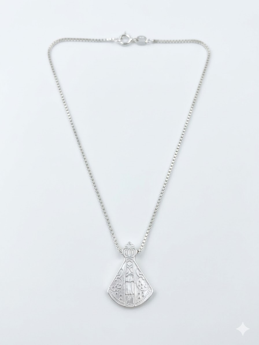 Cordão Nossa Senhora em Madre Pérola Prata 925 – Colar Religioso Feminino Delicado