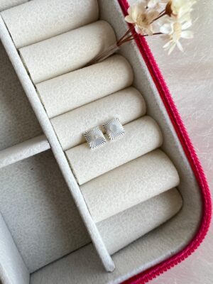 BRINCO QUADRADO DIAMANTADO SEMIJÓIAS