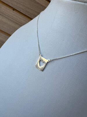 CORDÃO PLACA COM CORAÇÃO EM PRATA 925