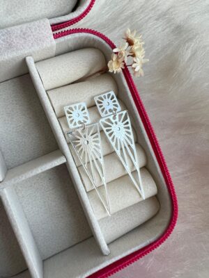 BRINCO LONGO GEOMÉTRICO SEMIJÓIAS