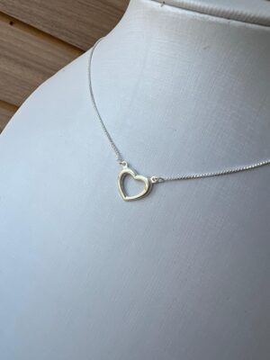 CORDÃO CORAÇÃO VAZADO BORDAS CHAPADAS EM PRATA 925