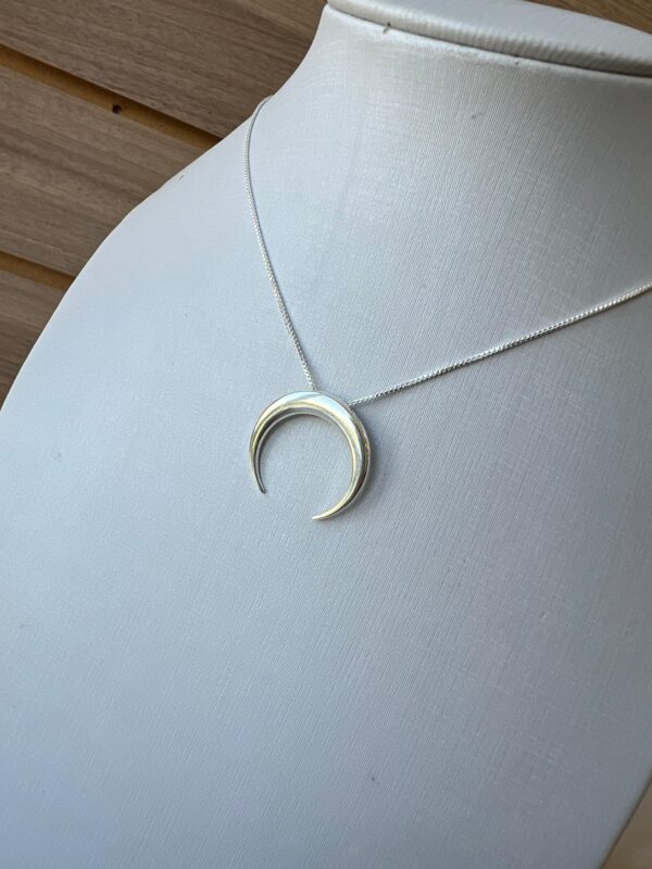 Cordão Lua Crescente em Prata 925 – Colar Feminino Delicado com Pingente de Lua - Imagem 2